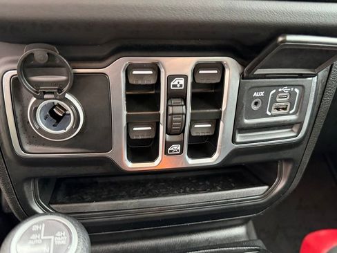 Used 2025 Jeep Wrangler Unlimited Sahara image 26