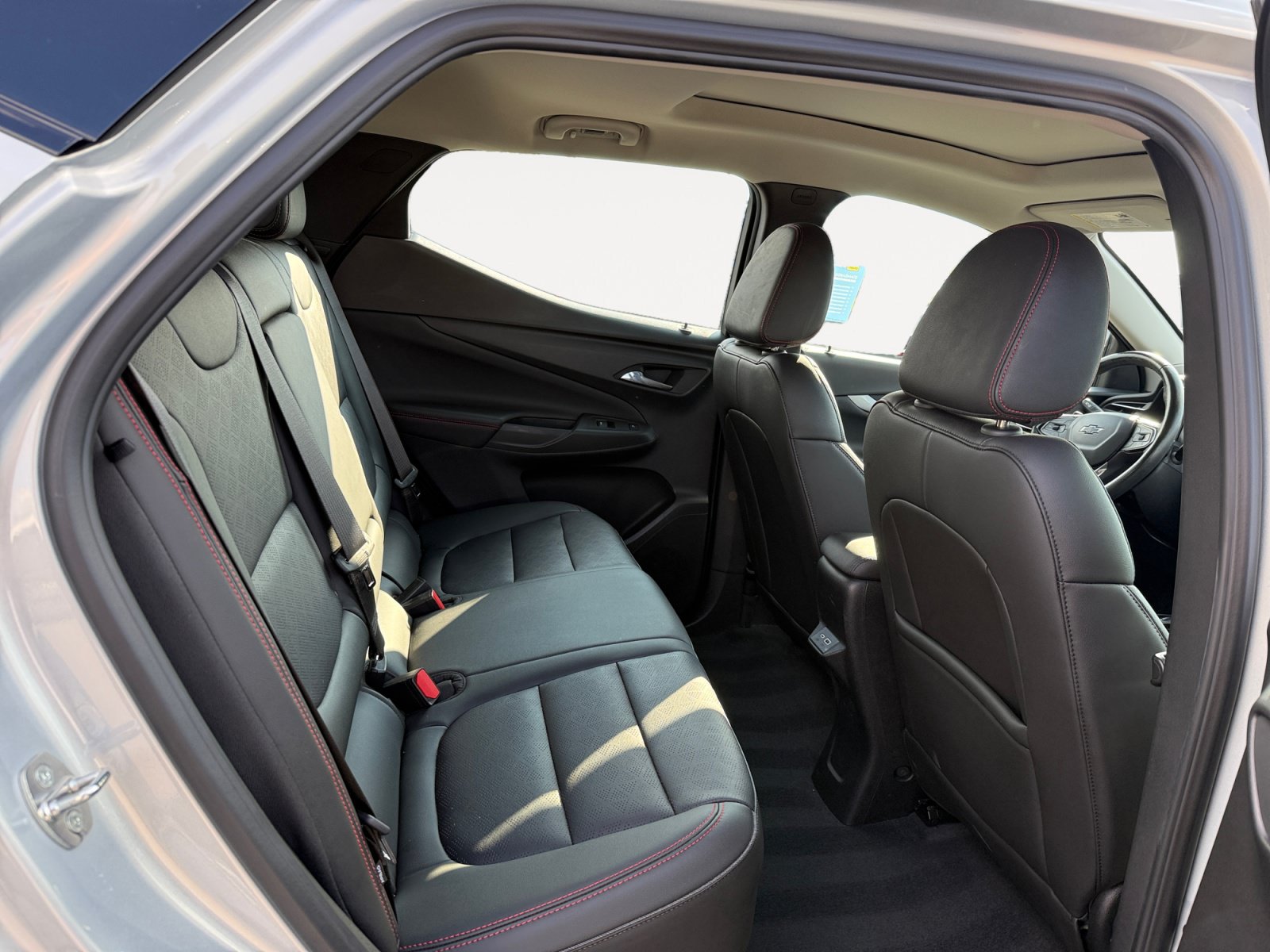 Used 2023 Chevrolet Bolt EUV Premier w/ Sun & Sound Package FWD image 18