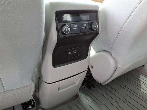 Used 2022 GMC Acadia SLE FWD image 16