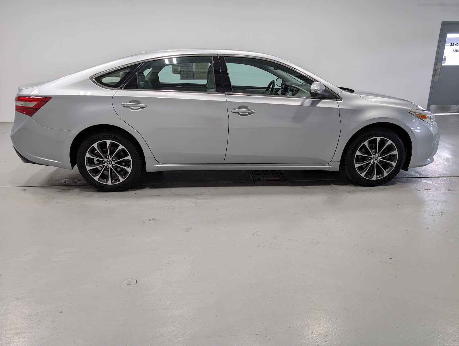 Used 2017 Toyota Avalon XLE Premium w/ All Weather Liner Package FWD image 7