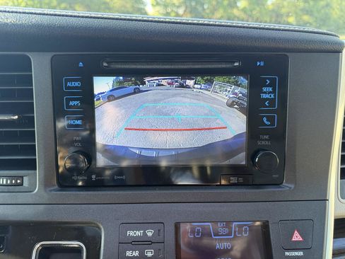 Used 2017 Toyota Sienna XLE w/ XLE Navigation Package FWD image 21