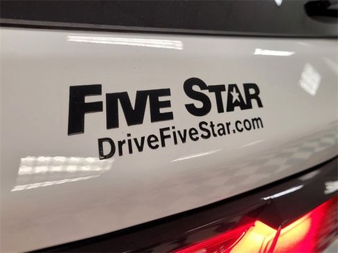 Used 2022 Chevrolet Traverse LT image 11