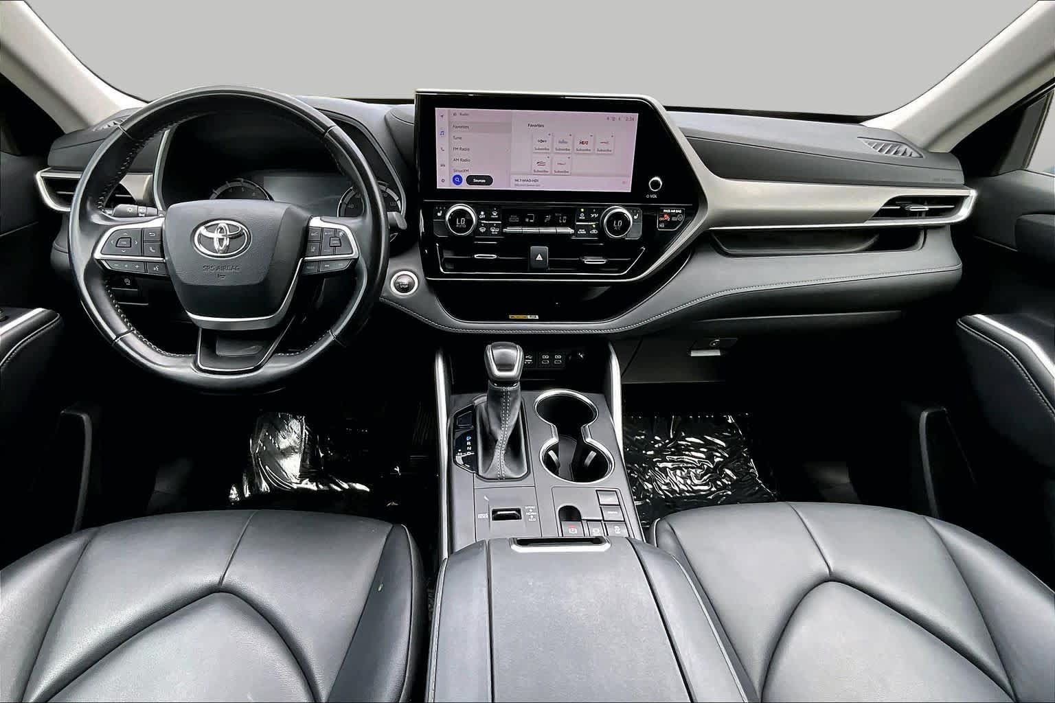Used 2024 Toyota Highlander XLE FWD image 16