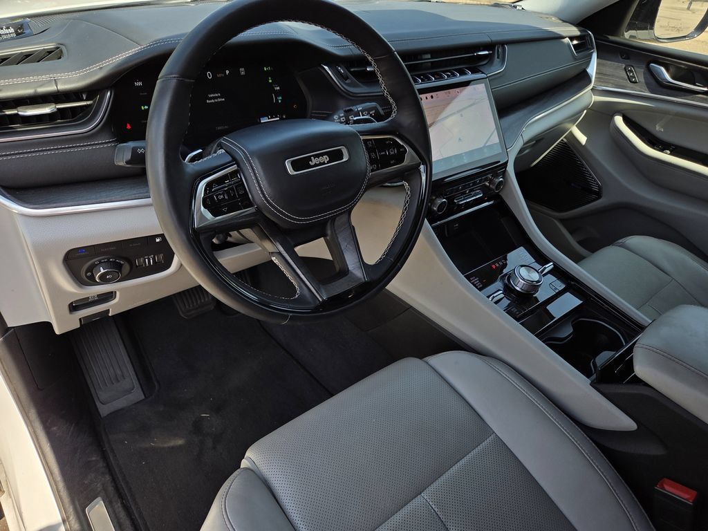 Used 2022 Jeep Grand Cherokee Overland w/ Advanced Protech Group III AWD/4WD image 17