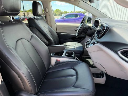 Used 2024 Chrysler Pacifica Touring-L FWD image 26