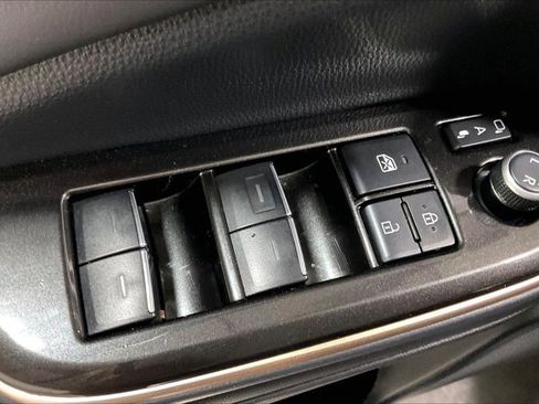 Used 2025 Toyota Crown Signia w/ Advanced Technology Package image 39