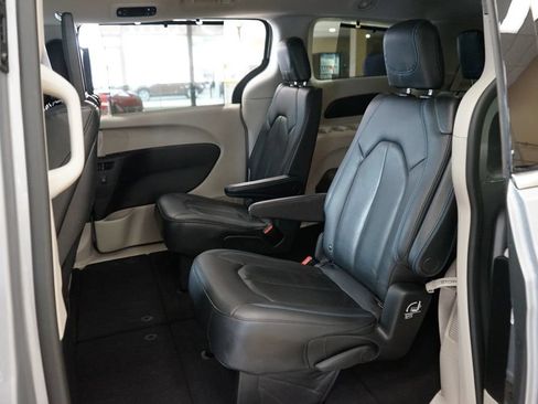 Used 2021 Chrysler Pacifica Touring-L w/ Uconnect Theater Family Group AWD/4WD image 49