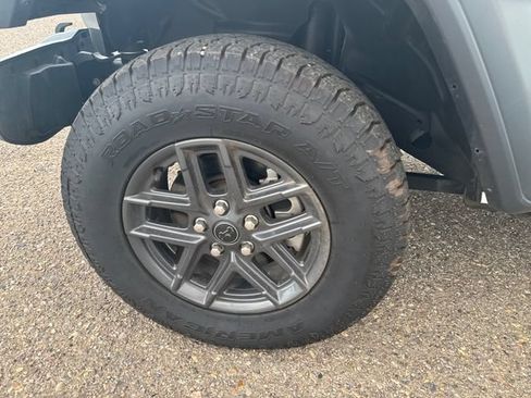 Used 2025 Jeep Gladiator Sport AWD/4WD image 18