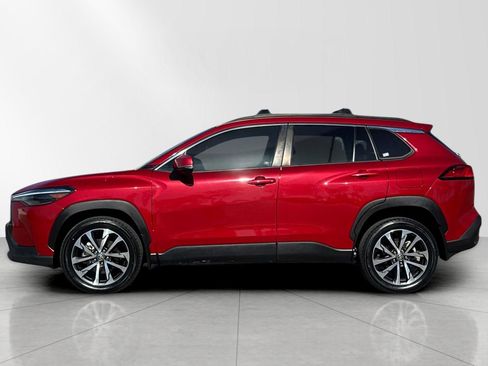 Used 2022 Toyota Corolla Cross XLE w/ Black Badges Package (TMS) image 6