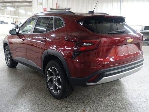 Used 2025 Chevrolet Trax LT FWD image 5