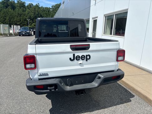 Used 2022 Jeep Gladiator Sport AWD/4WD image 4