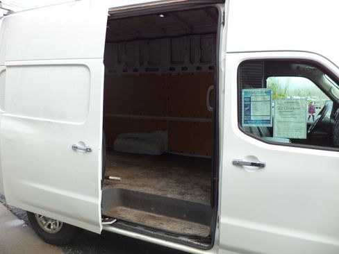 Used 2020 Nissan NV 3500 SL w/ Back Door Glass Package image 7