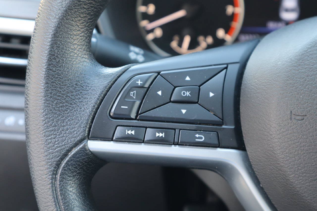 Used 2025 Nissan Altima 2.5 SV FWD image 12