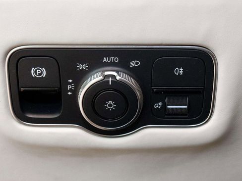 Used 2024 Aston Martin DB12 Convertible RWD image 38
