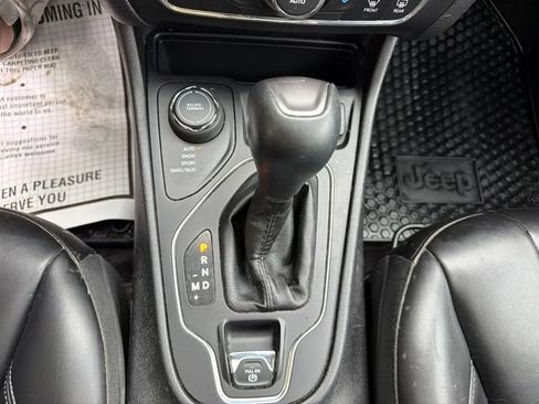 Used 2019 Jeep Cherokee Latitude Plus w/ Comfort/Convenience Group AWD/4WD image 14