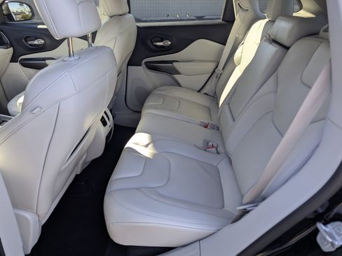 Used 2021 Jeep Cherokee Latitude Lux w/ Comfort/Convenience Group image 8