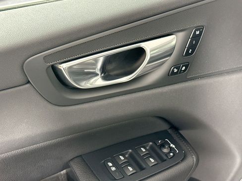 Certified 2022 Volvo XC60 B5 Momentum w/ Advanced Package image 18