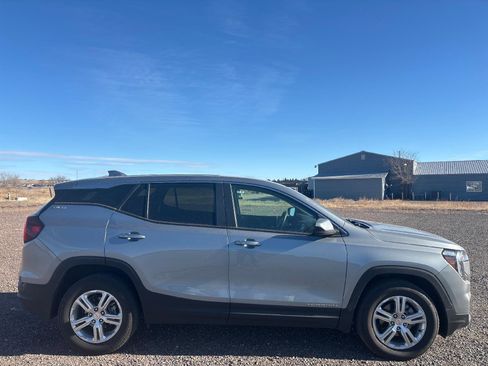 Used 2024 GMC Terrain SLE image 10