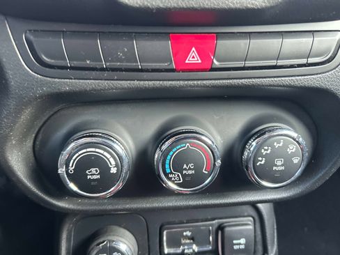 Used 2015 Jeep Renegade Trailhawk image 28