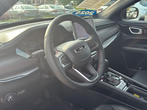 Used 2025 Jeep Compass Trailhawk AWD/4WD image 11