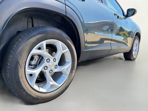 Used 2025 Chevrolet Trax LS w/ LS Convenience Package FWD image 14