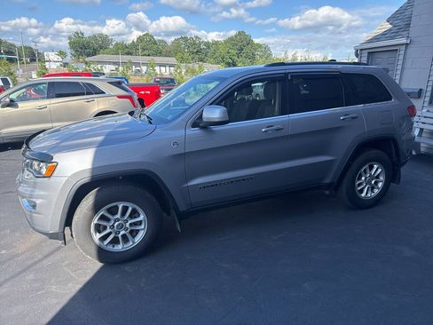Used 2019 Jeep Grand Cherokee Laredo AWD/4WD image 3