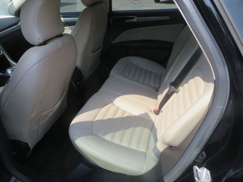 Used 2017 Ford Fusion SE w/ Fusion SE Technology Package FWD image 23