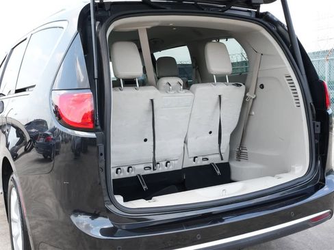 Used 2017 Chrysler Pacifica Touring-L Plus w/ Tire & Wheel Group image 21