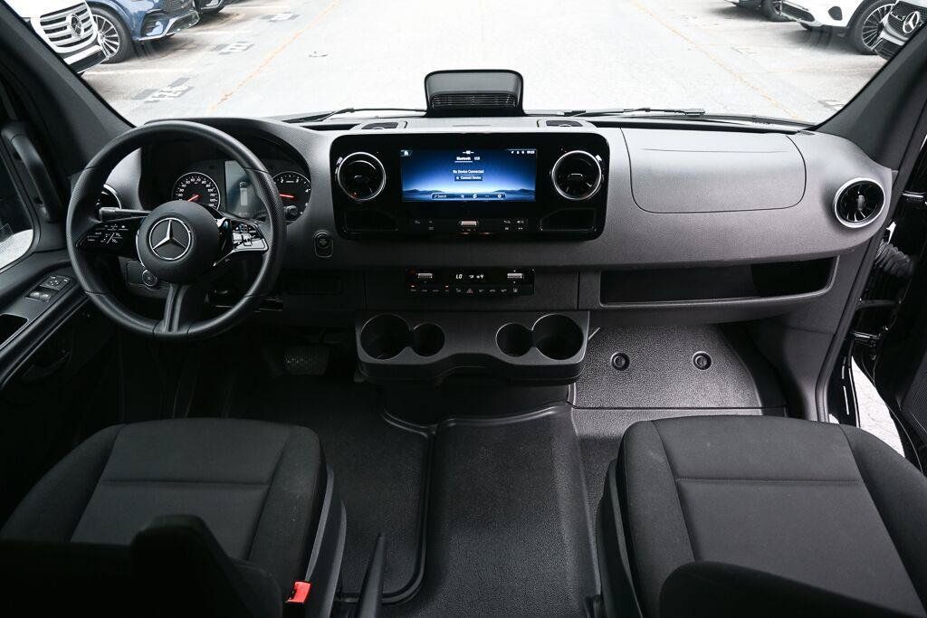 Used 2025 Mercedes-Benz Sprinter 2500 image 32