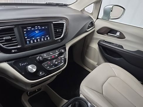 Used 2018 Chrysler Pacifica Touring-L image 25