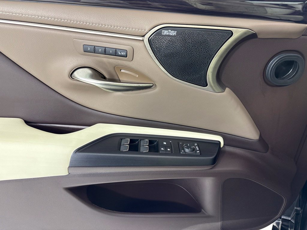 Used 2021 Lexus ES 350 Ultra Luxury w/ Accessory Package 2 FWD image 17