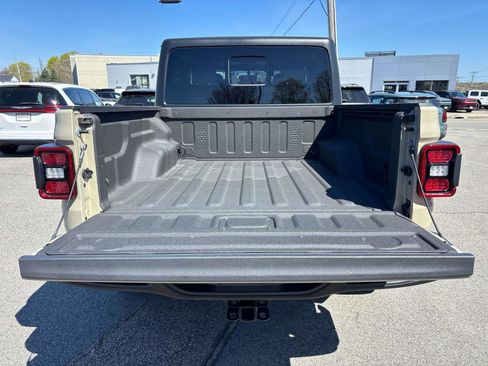 Used 2022 Jeep Gladiator Rubicon w/ LED Lighting Group AWD/4WD image 5