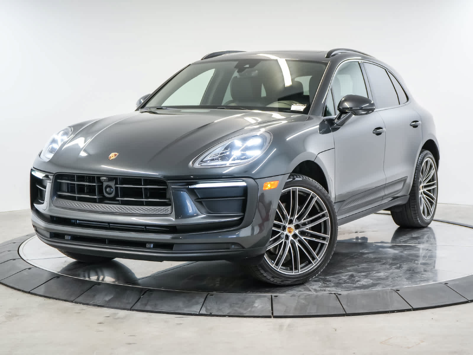Certified 2024 Porsche Macan AWD/4WD image 1