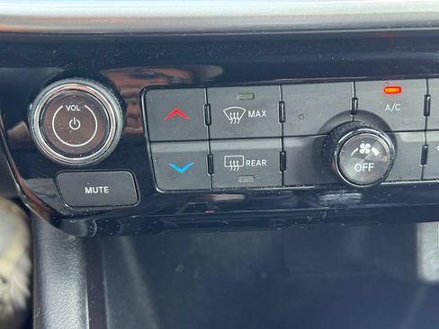Certified 2024 Jeep Compass Latitude AWD/4WD image 36
