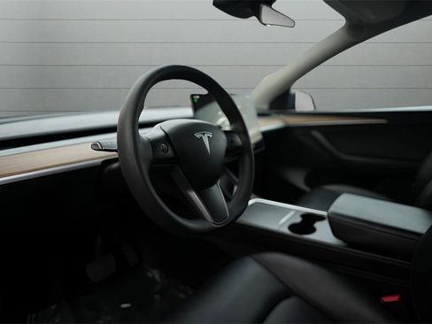 Used 2024 Tesla Model Y 2WD image 24