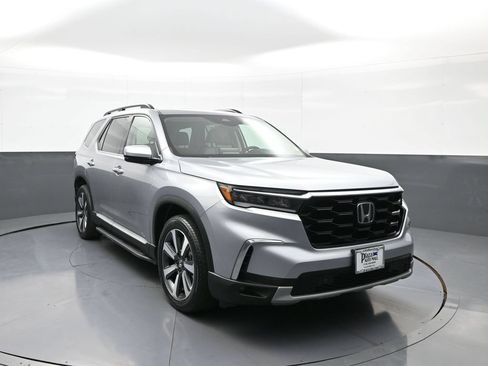 Certified 2023 Honda Pilot Touring image 3