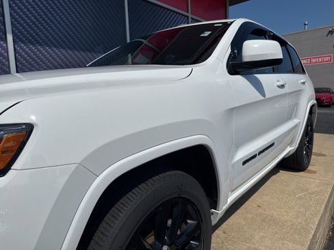 Used 2020 Jeep Grand Cherokee Altitude image 12