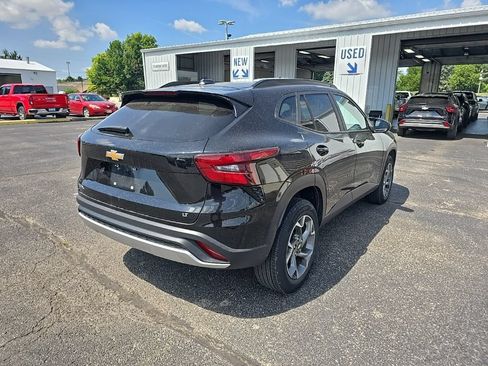 Used 2025 Chevrolet Trax LT FWD image 4