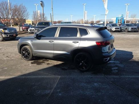 Used 2022 Volkswagen Taos SE image 3