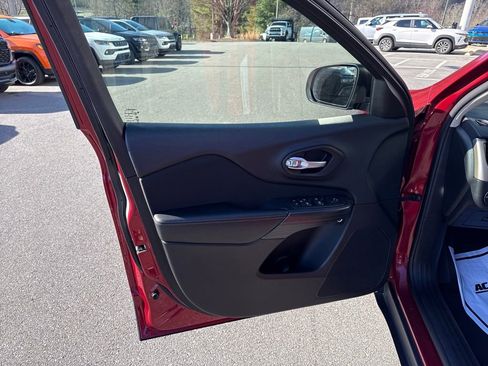 Used 2016 Jeep Cherokee Sport image 12