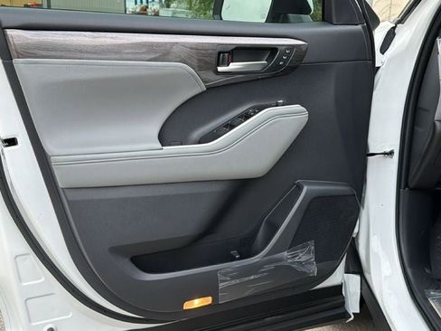 New 2026 Toyota Highlander Limited image 13