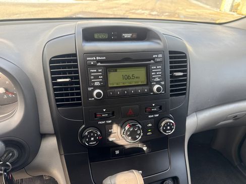 Used 2014 Kia Sedona LX image 17