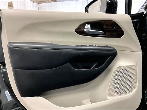 Used 2023 Chrysler Pacifica Limited image 22