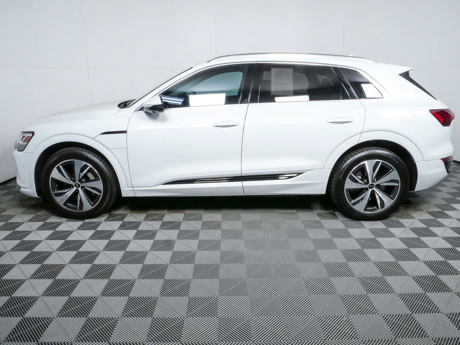 Used 2024 Audi Q8 e-tron Premium Plus w/ Premium Plus Package AWD/4WD image 30