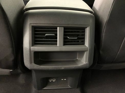 Used 2020 Volkswagen Atlas Cross Sport SE AWD/4WD image 32