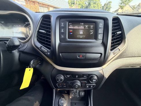 Used 2016 Jeep Cherokee Latitude AWD/4WD image 9