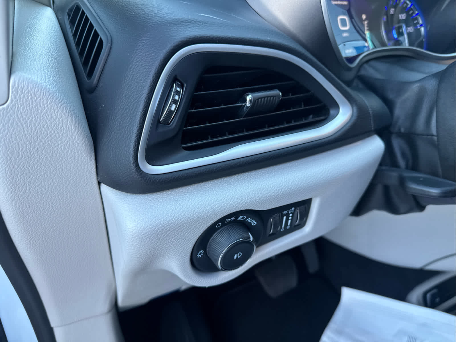 Used 2024 Chrysler Pacifica Touring-L FWD image 20