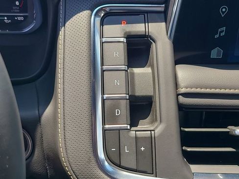 Used 2024 Chevrolet Suburban Premier AWD/4WD image 33