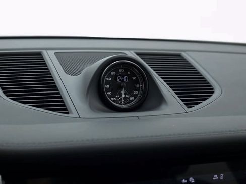 Certified 2025 Porsche Macan Turbo image 24