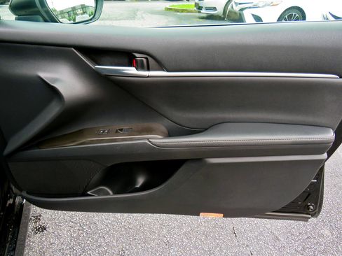 Used 2021 Toyota Camry XLE image 33